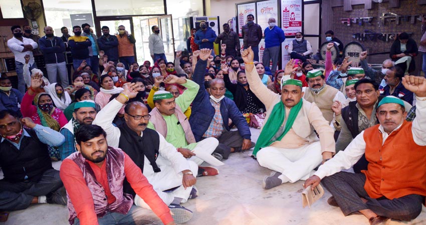विभिन्न मुद्दों को लेकर शहर में सक्रिय रहे किसान, कहीं दिया धरना तो कहीं अल्टीमेटम विभिन्न मुद्दों को लेकर शहर में सक्रिय रहे किसान, कहीं दिया धरना तो कहीं अल्टीमेटम